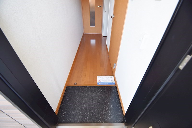 レオパレスアジェル岩倉南 玄関